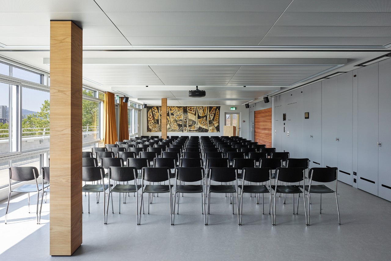 Unterteilbare Sitzungs- und Gruppenräume mit Aufenthaltsbereich im Attikageschoss (© Georg Aerni, Zürich)